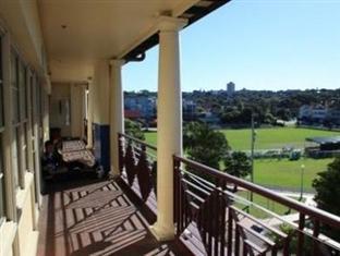 Mad Monkey Coogee Hostel *